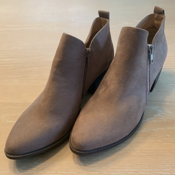 American Eagle suede feel booties in blush tan Size 9.5 NWOB teeny spot 2” heel - Picture 3 of 10